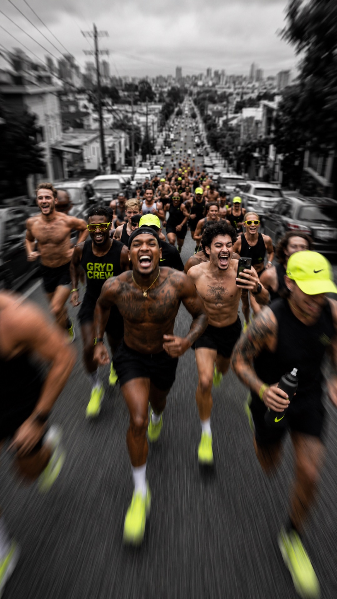 Un crew entier remonte une rue en pente, la ville derrière, les visages du premier rang hurlant de joie.